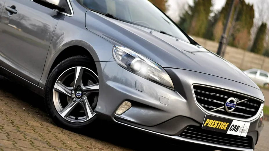 VOLVO V40 -