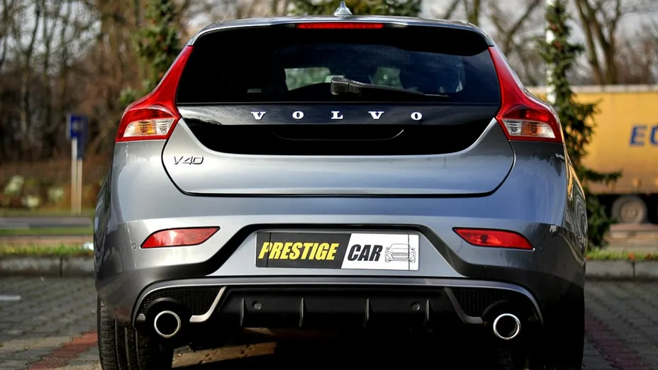 VOLVO V40 -