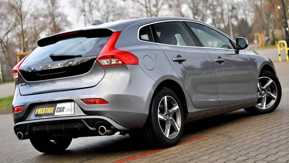 VOLVO V40 -