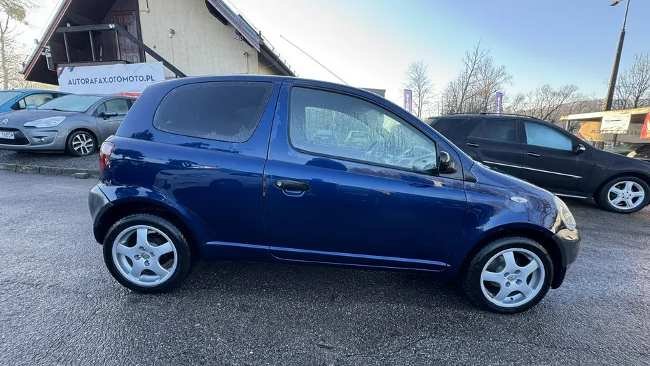 TOYOTA Yaris -
