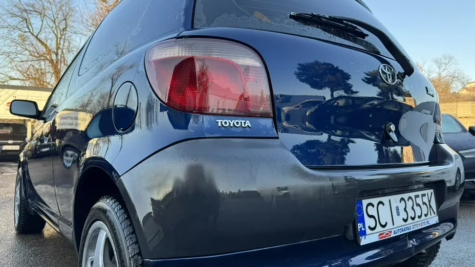 TOYOTA Yaris -