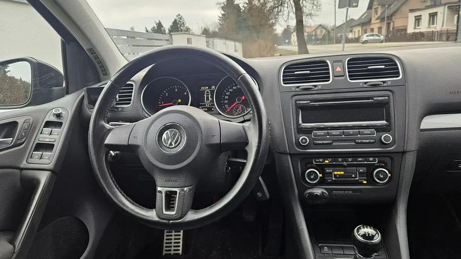 VOLKSWAGEN Golf -