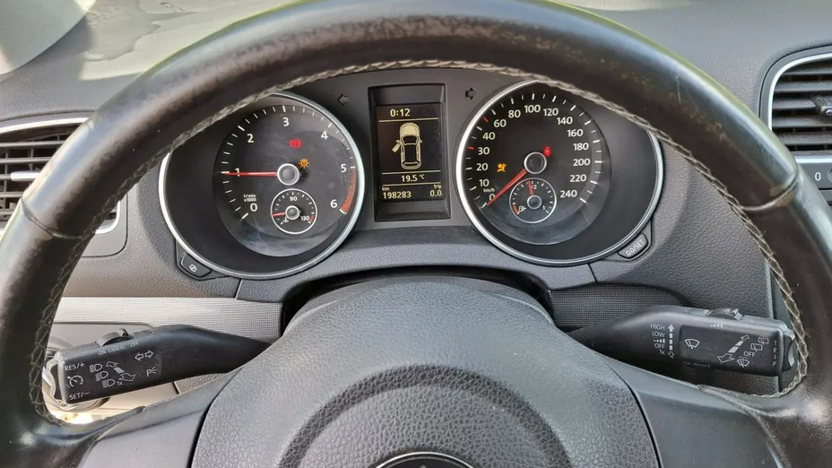 VOLKSWAGEN Golf -