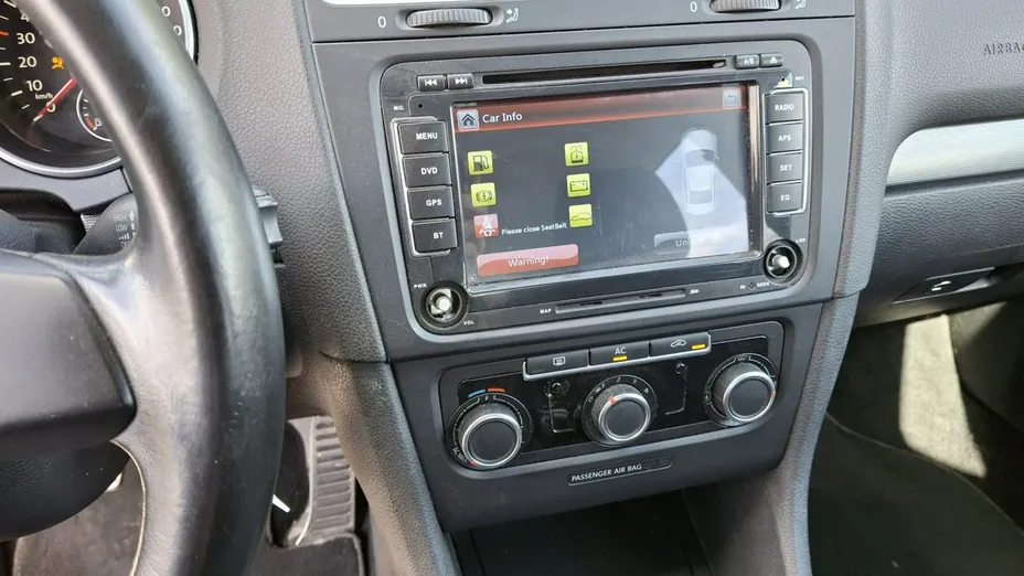 VOLKSWAGEN Golf -