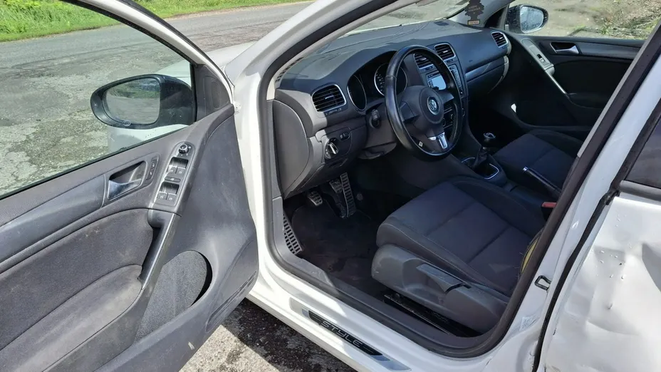 VOLKSWAGEN Golf -
