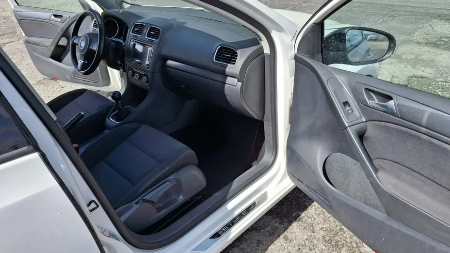 VOLKSWAGEN Golf -