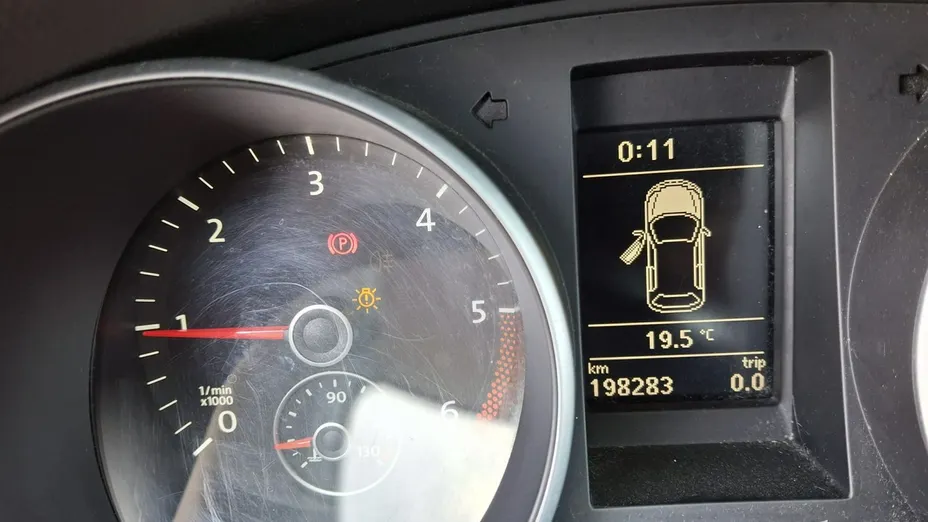 VOLKSWAGEN Golf -