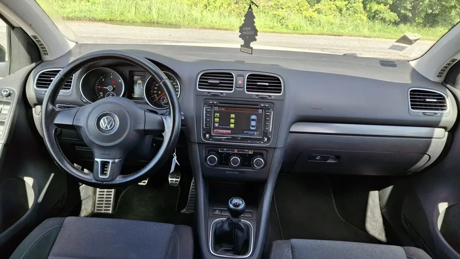 VOLKSWAGEN Golf -