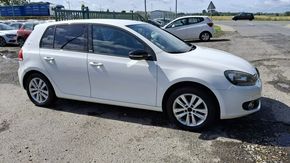 VOLKSWAGEN Golf -