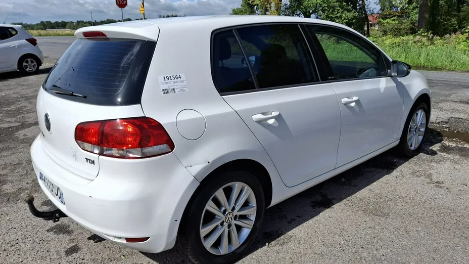 VOLKSWAGEN Golf -