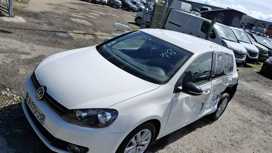 VOLKSWAGEN Golf -