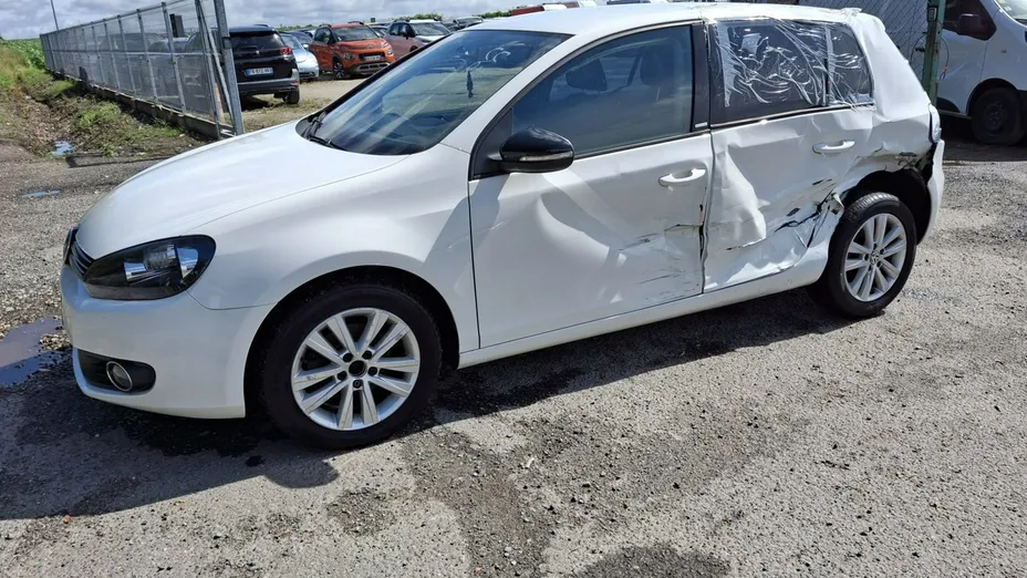 VOLKSWAGEN Golf -
