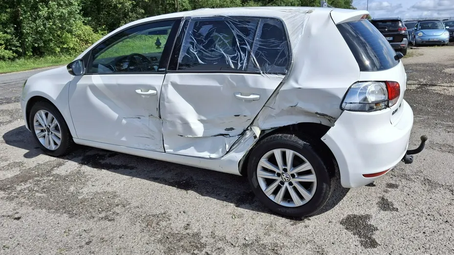 VOLKSWAGEN Golf -