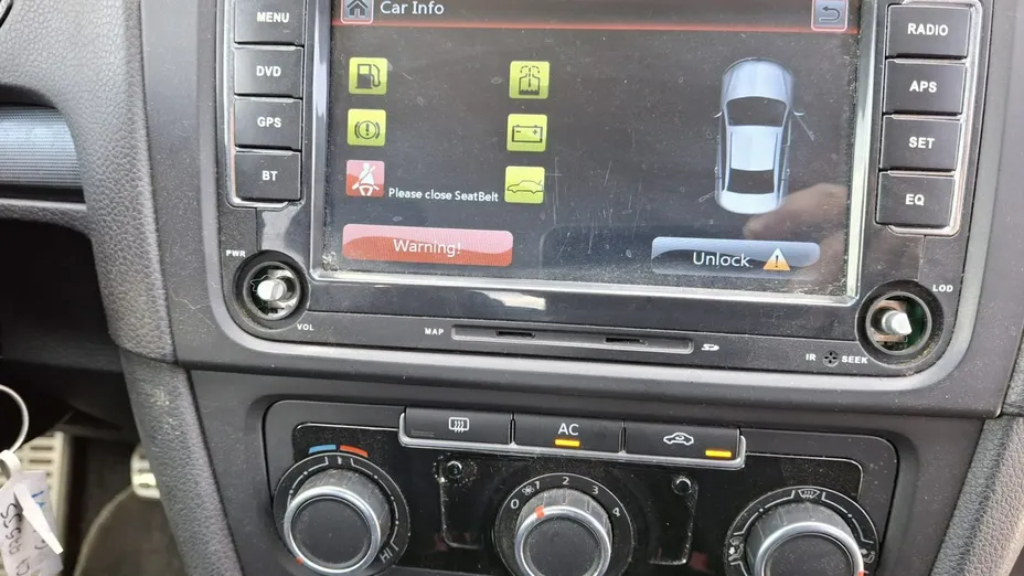 VOLKSWAGEN Golf -