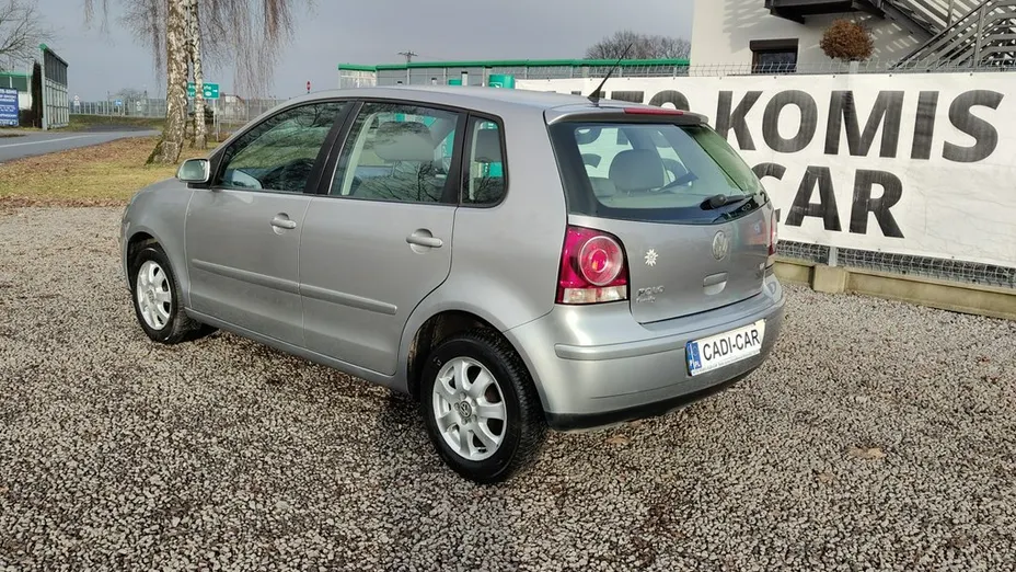 VOLKSWAGEN Polo -