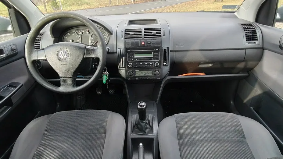 VOLKSWAGEN Polo -