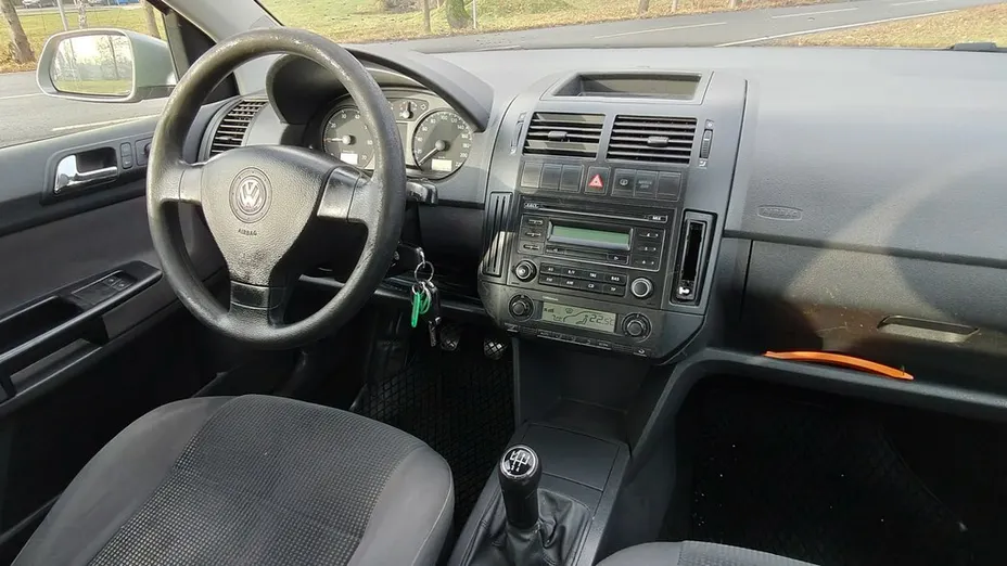 VOLKSWAGEN Polo -
