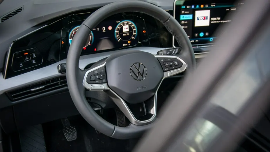 VOLKSWAGEN Golf -