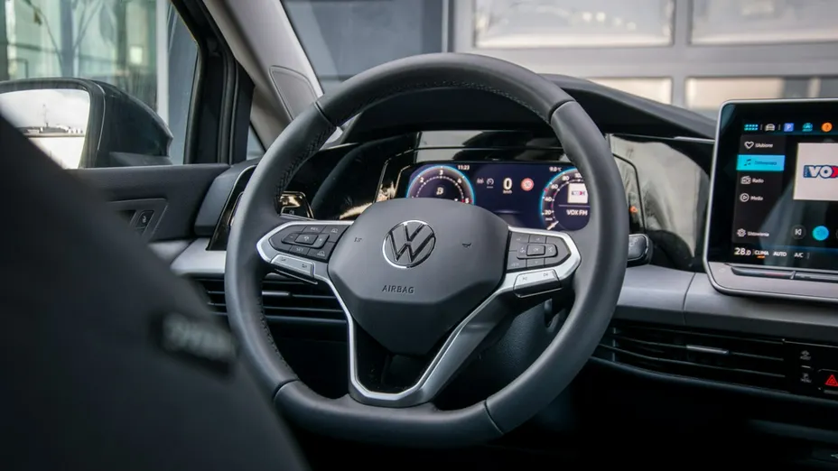 VOLKSWAGEN Golf -