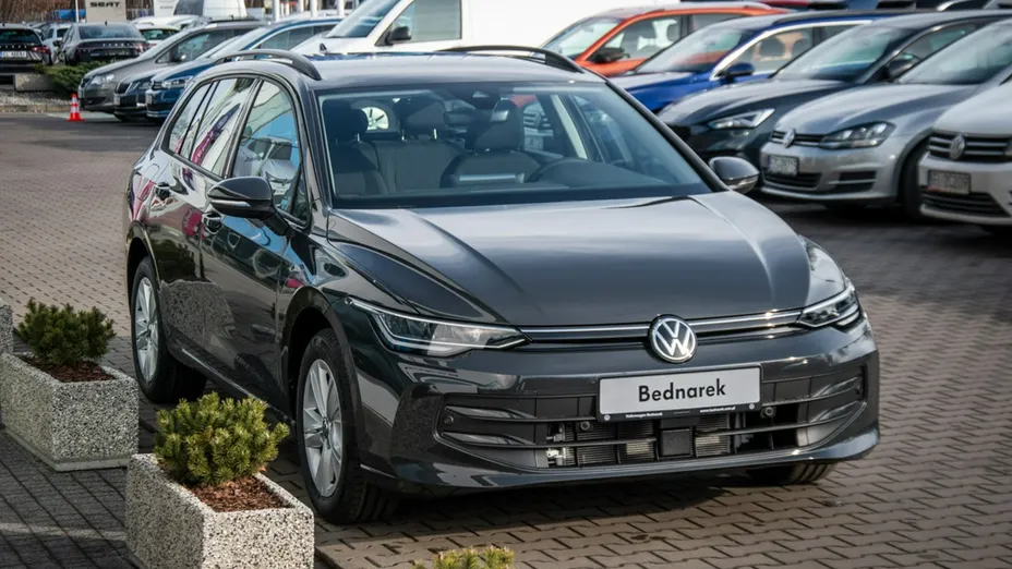 VOLKSWAGEN Golf -