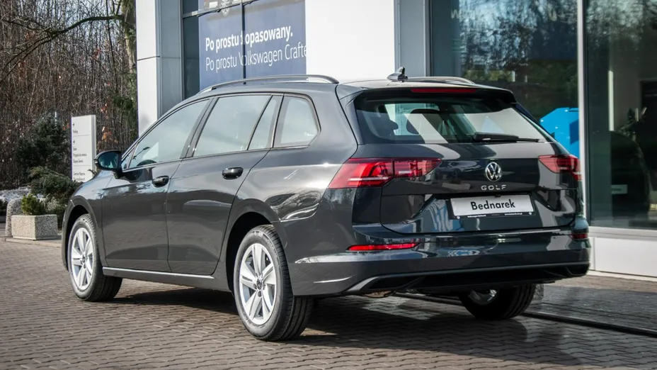 VOLKSWAGEN Golf -