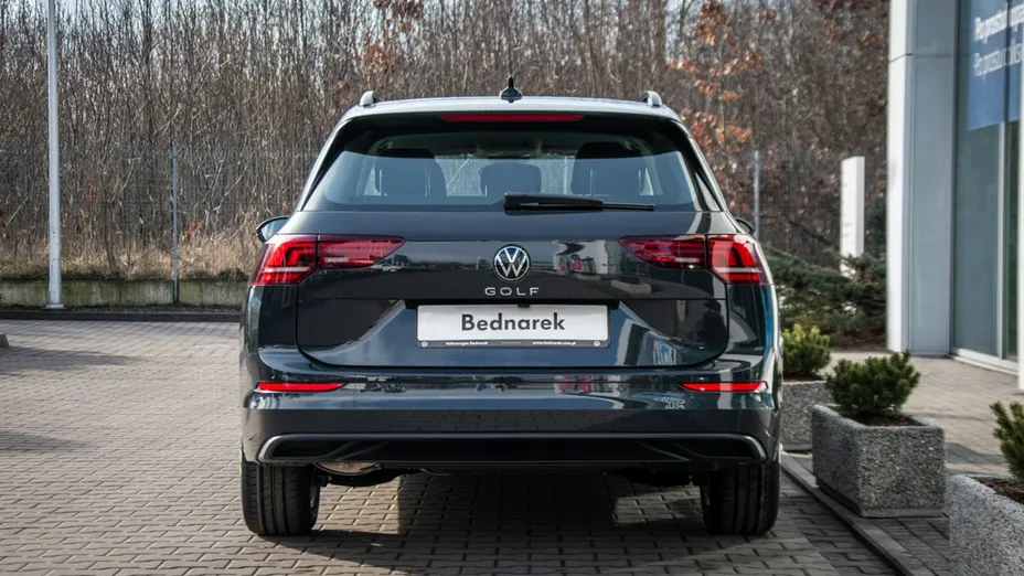 VOLKSWAGEN Golf -