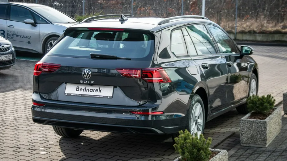 VOLKSWAGEN Golf -