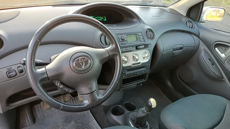 TOYOTA Yaris -