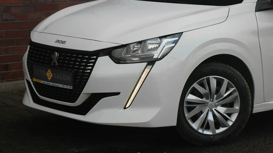 PEUGEOT 208 -