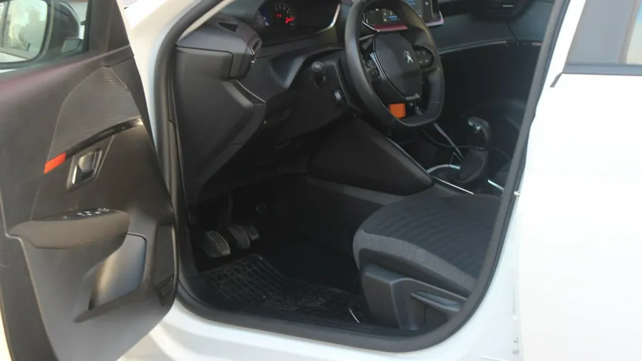 PEUGEOT 208 -