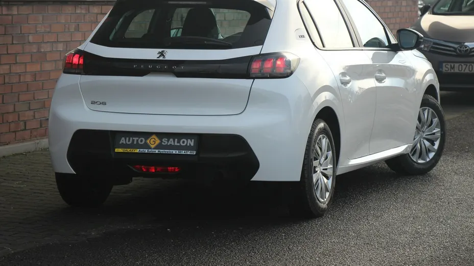 PEUGEOT 208 -