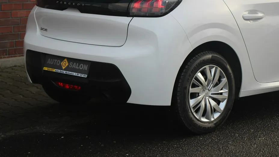 PEUGEOT 208 -