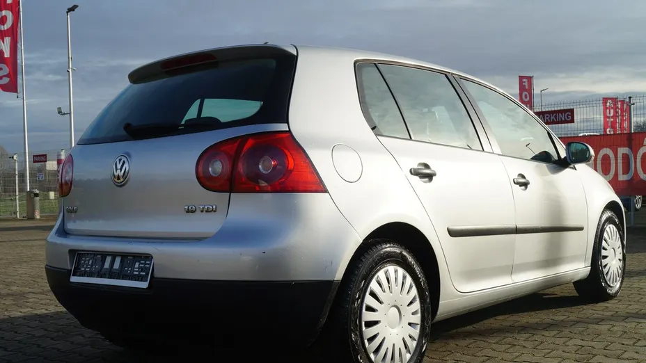 VOLKSWAGEN Golf -