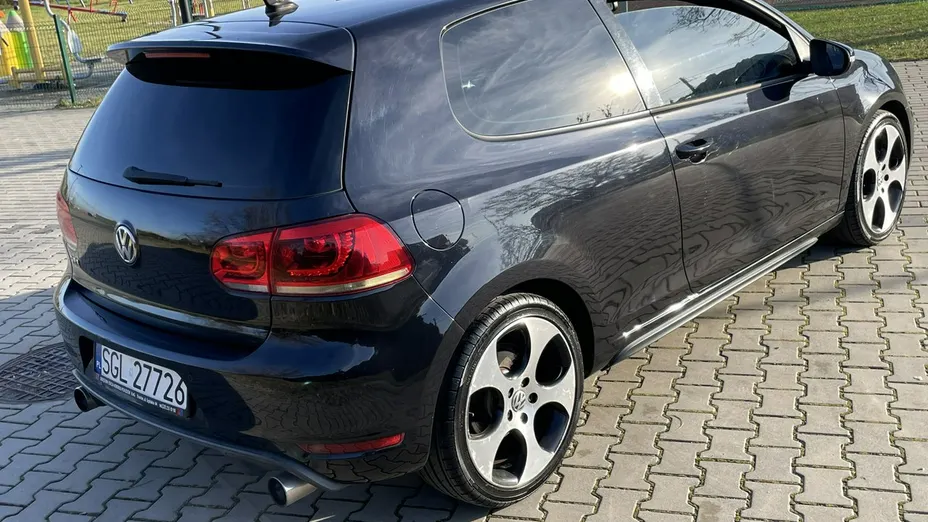 VOLKSWAGEN Golf -