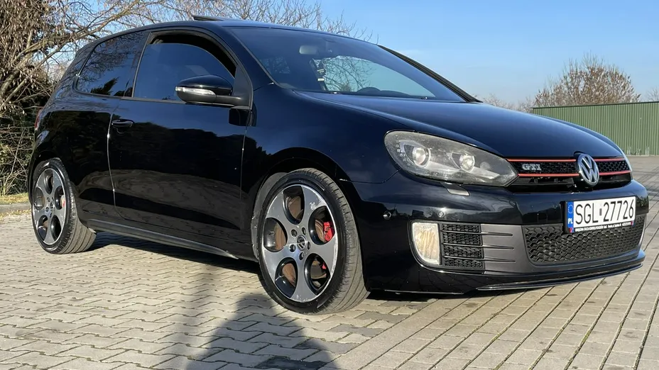 VOLKSWAGEN Golf -