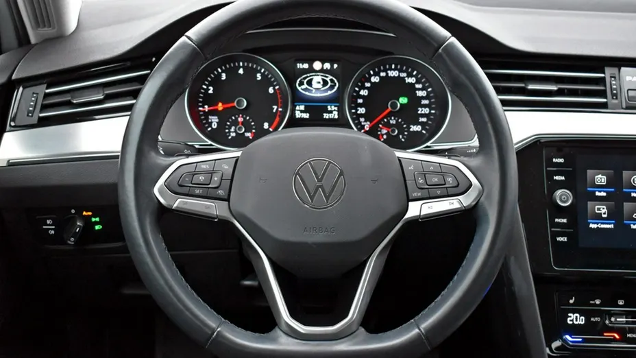 VOLKSWAGEN Passat -
