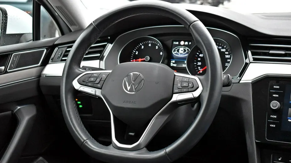 VOLKSWAGEN Passat -
