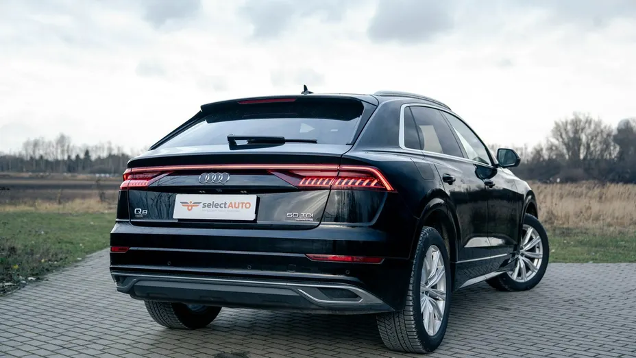 AUDI Q8 -