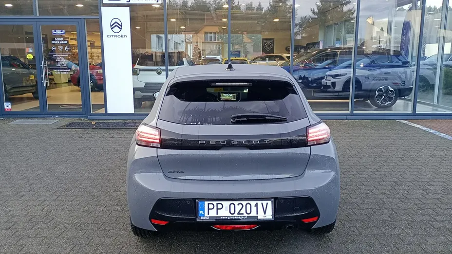 PEUGEOT 208 -
