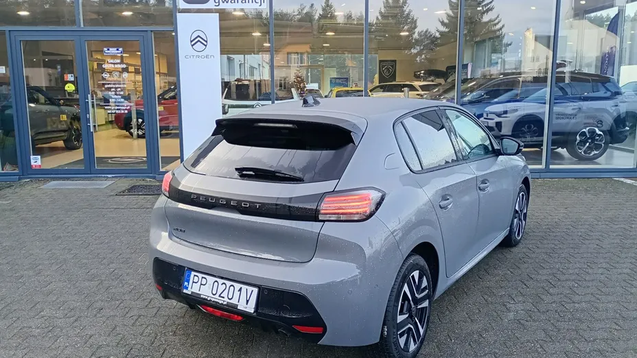 PEUGEOT 208 -