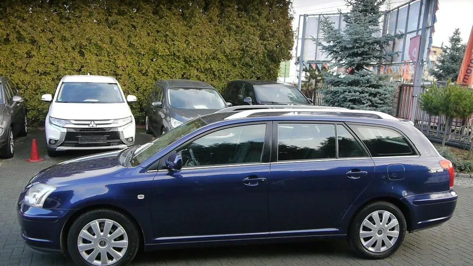 TOYOTA Avensis -