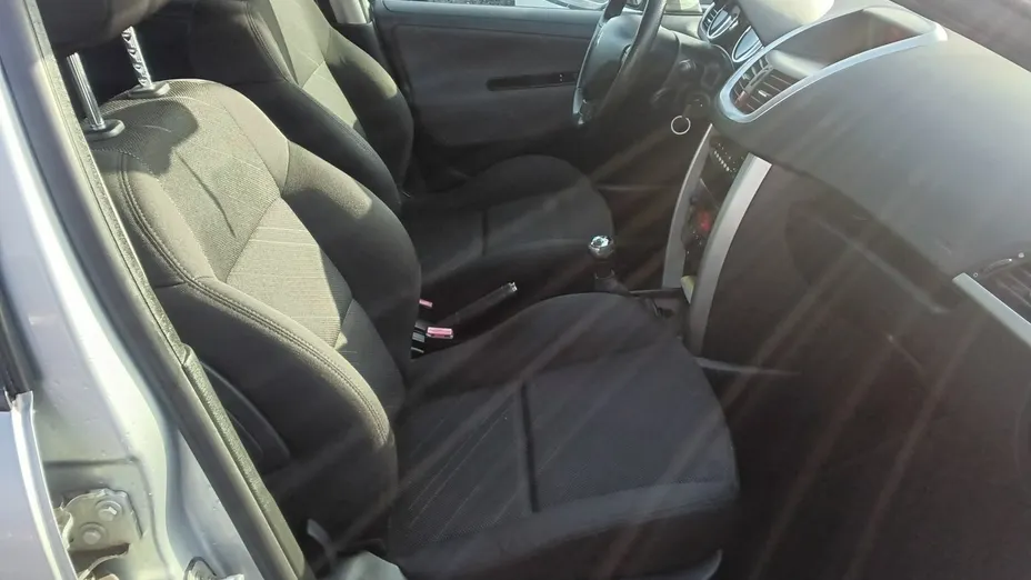 PEUGEOT 207 -