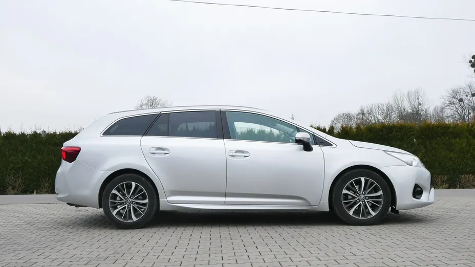 TOYOTA Avensis -