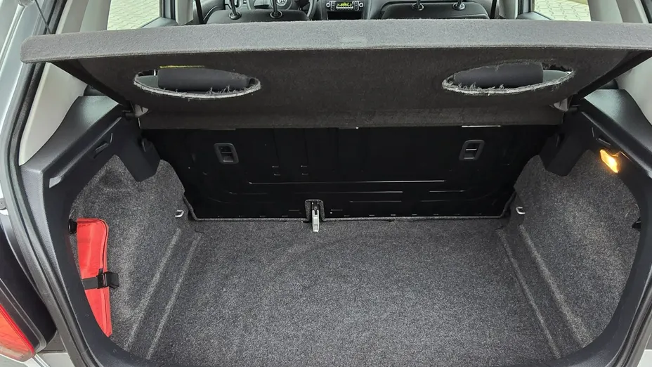 VOLKSWAGEN Polo -