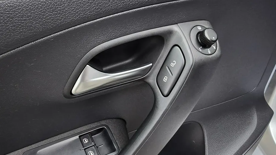 VOLKSWAGEN Polo -