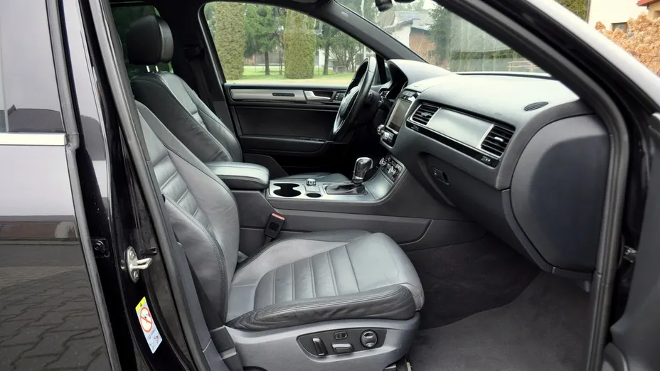 VOLKSWAGEN Touareg -