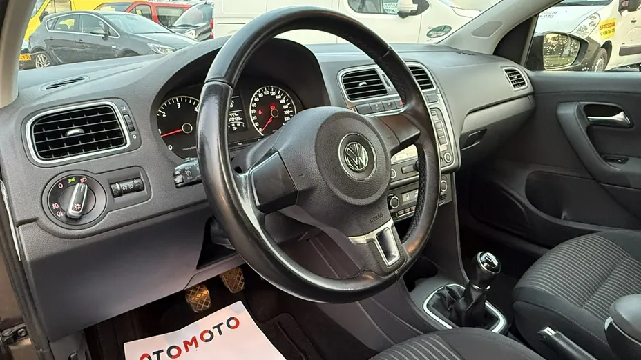 VOLKSWAGEN Polo -