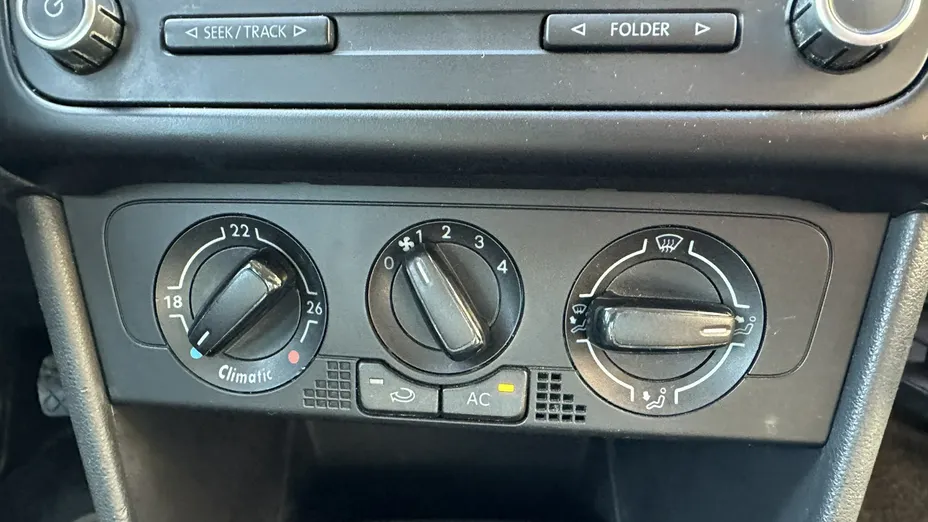 VOLKSWAGEN Polo -