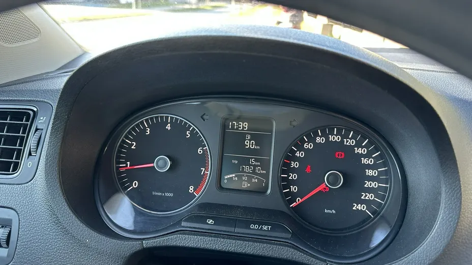 VOLKSWAGEN Polo -