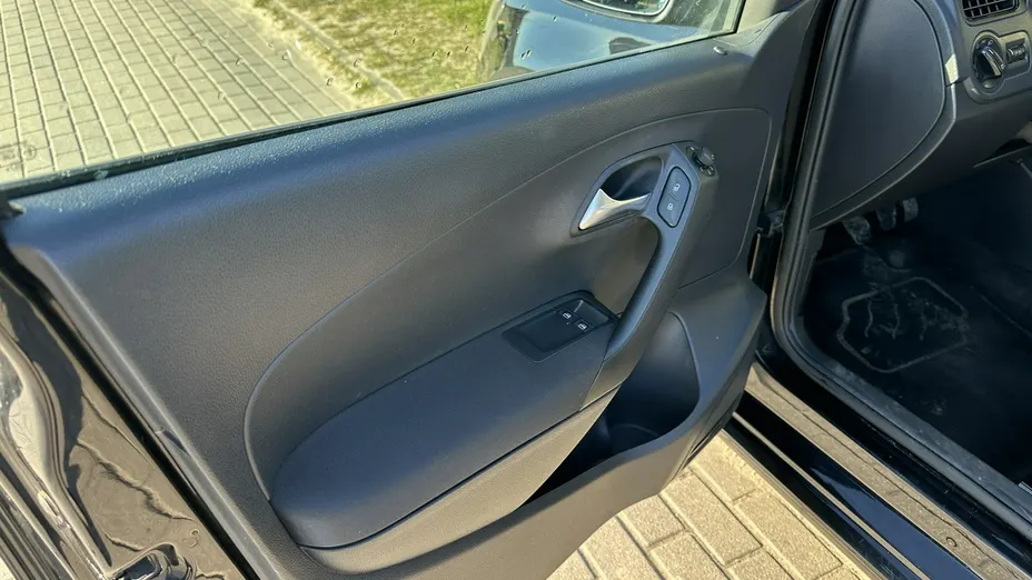 VOLKSWAGEN Polo -